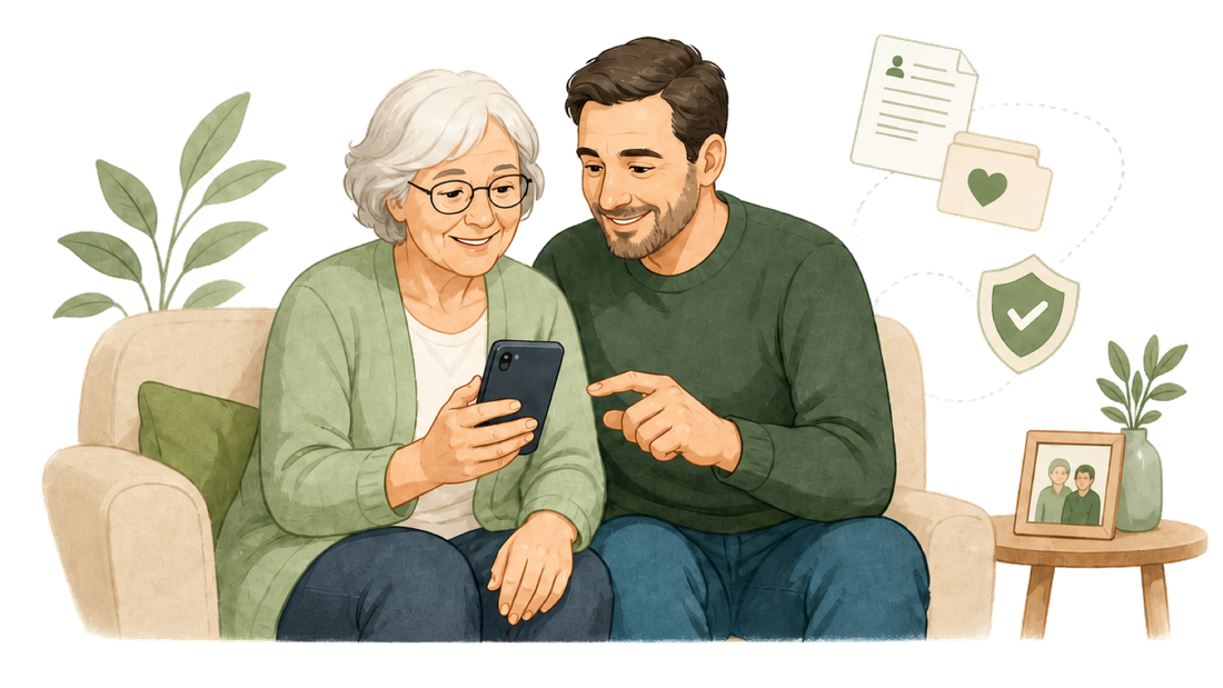 Eine ältere Frau und ihr Sohn sitzen auf dem Sofa und sehen gemeinsam auf ein Smartphone.